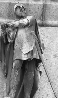 Fil:William longsword statue in falaise.JPG